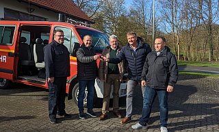 Wehrführer Michael Grüttemeier (von links) und Bürgermeister Mario Hecker übergeben Gerhard Schemmel, Dr. Martin Betge und Nils Hellmuth von der Ukrainehilfe Bielefeld das ausgediente Fahrzeug des Löschzugs Kalldorf. - Gemeinde Kalletal