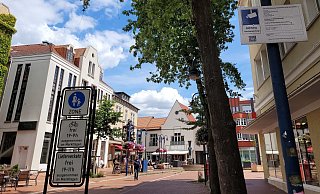 Die Regel ist klar: Von 9 bis 19 Uhr muss das Rad über den Marktplatz und im Bereich der Fußgängerzone in Lage geschoben werden. Freie Fahrt gibt es von 19 bis 9 Uhr - aber nicht an Markttagen. Das wird allerdings oft ignoriert. - Astrid Sewing