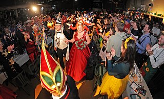 Das Prinzenpaar Kim und Timo Engelhardt marschiert in die Festhalle ein. - Nicole Ellerbrake