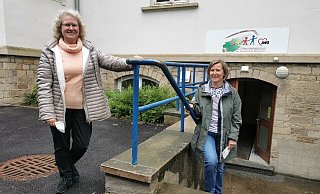 Vor dem Eingang zur OGS Bösingfeld: Grundschulleiterin Silvia Genat (links) und OGS-Leitung Christiane Wattenberg. Archivfoto - Sylvia Frevert(LZ) Vor dem Eingang zur OGS Bösingfeld: Grundschulleiterin Silvia Genat (links) und OGS-Leitung Christiane Wattenberg. Archivfoto - Sylvia Frevert(LZ)