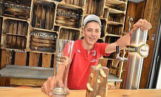 Daniele Ventura in seiner neuen Kneipe „Zum Holzwurm“ an der Hauptstraße in Asemissen: Gleich um die Ecke befindet sich seine Pizzeria „Danieles“. Fotos: Karin Prignitz - Karin Prignitz