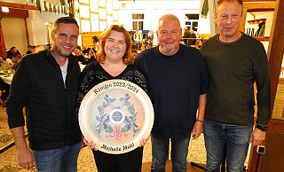 Glorreiches Quartett: Schützenkönigin Michelle Mühl präsentiert stolz die Königsscheibe, assistiert von Vereinsvorsitzendem Sven Ridder, König Martin Mühl und Oberst Heinz-Marcus Stock (von links). - Hajo Gärtner Glorreiches Quartett: Schützenkönigin Michelle Mühl präsentiert stolz die Königsscheibe, assistiert von Vereinsvorsitzendem Sven Ridder, König Martin Mühl und Oberst Heinz-Marcus Stock (von links). - Hajo Gärtner