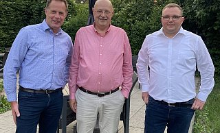 Diskutieren das Thema Bürgersolargenossenschaft (von links): Landtagsabgeordneter Klaus Hansen, der Vorsitzende der Bürgersolargenossenschaft Leopoldshöhe, Thomas Siese, und CDU-Stadtverbandsvorsitzender Frederik Topp. - CDU Lage