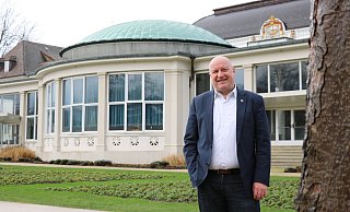 Kurdirektor und Beigordneter Michael Feiler vor dem Kurhaus. - Alexandra Schaller