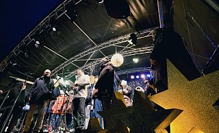 Zur Eröffnung des stimmungsvollen Weihnachtsmarktes auf dem Schlossplatz mit Bürgermeister Frank Hilker (Mitte) und Werbegemeinschafts-Vorsitzendem Christian Schmidt (links) spielte das Orchester Valhausen. Nebenan tobte die Andreasmesse - der mit Illuminationen in den Bäumen und vielen beleuchteten Häuschen ausstaffierte Weihnachtsmarkt war dennoch gut gefüllt. - Sven Koch Zur Eröffnung des stimmungsvollen Weihnachtsmarktes auf dem Schlossplatz mit Bürgermeister Frank Hilker (Mitte) und Werbegemeinschafts-Vorsitzendem Christian Schmidt (links) spielte das Orchester Valhausen. Nebenan tobte die Andreasmesse - der mit Illuminationen in den Bäumen und vielen beleuchteten Häuschen ausstaffierte Weihnachtsmarkt war dennoch gut gefüllt. - Sven Koch