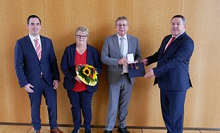 Hermann Trompeter (zweiter von rechts) bekommt das Bundesverdienstkreuz von Landrat Dr. Axel Lehmann (rechts) überreicht. Mit dabei Bürgermeister Torben Blome, und Kerstin Trompeter. - Thomas Krügler Hermann Trompeter (zweiter von rechts) bekommt das Bundesverdienstkreuz von Landrat Dr. Axel Lehmann (rechts) überreicht. Mit dabei Bürgermeister Torben Blome, und Kerstin Trompeter. - Thomas Krügler