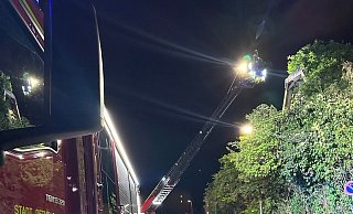 Die Detmolder Wehr &uuml;berpr&uuml;ft eine n&auml;chtliche Rauchentwicklung. - Feuerwehr Detmold/Christopher Rieks