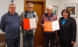 Ausgezeichnet: Vorsitzender Detlef Steffen (links) und MdL Ellen Stock überreichten Ralf Fischer (Zweiter von links) und Winfried Niederbröker Urkunden für langjährige Mitgliedschaft in der SPD. - SPD