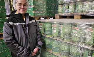 Julia Schlink leitet das Werk von Lipperland Konserven in Lage. Rechts sind die Dosen mit dem neuen Logo zu sehen. - Astrid Sewing