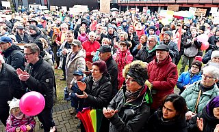 Bei der Demonstration für Demokratie und gegen Rechtsextremismus in Schloß Holte Stukenbrock sind auch Oerlinghauser dabei. Peter Jong mit SPD-Fahne, daneben, mit dunkler Mütze Carl Beneke, dann, nach links, Peter Heepmann, Ute Hansing-Held, Heinz-Jürgen Benninghoff, Ulrike Meusel (halb verdeckt), Tobias Jaehn und Stephan Held mit roter Jacke. - Gunter Held Bei der Demonstration für Demokratie und gegen Rechtsextremismus in Schloß Holte Stukenbrock sind auch Oerlinghauser dabei. Peter Jong mit SPD-Fahne, daneben, mit dunkler Mütze Carl Beneke, dann, nach links, Peter Heepmann, Ute Hansing-Held, Heinz-Jürgen Benninghoff, Ulrike Meusel (halb verdeckt), Tobias Jaehn und Stephan Held mit roter Jacke. - Gunter Held