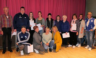 Ausgezeichnet: (stehend von links) Mario Heine, Daniel Düwel , Emely Kleemann, Lena Schalofsky, Ute Kleemann, Wilma Hagemann, Helga Strohmeier, Gisela Schwekendiek, Maxi Werpup (2.Vorsitzende) und Thomas Schwekendiek (1.Vorsitzender) sowie (vorn von links) Lukas Kleemann , Anna Schwekendiek (Geschäftsfüherin), Marion Redeker und Regina Eifler. - Hans-Jürgen Synold