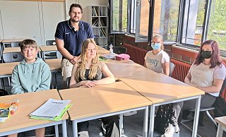 Dean (14), Neele (15), Lehrer Torben Pohl, Samantha (14) und Ayleen (14) im Klassenraum. - Sven Kienscherf