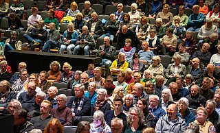 Das Interesse an der Macht-Wächter-Ausgabe mit Jonathan Sachse vom Recherchenetzwerk "Correctiv" war groß: Es erwies sich als goldrichtig, die Veranstaltung vom kleinen in den großen Saal der Stadthalle umzuziehen. - Raphael Bartling