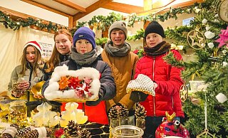 Die Schüler der Klasse 7C des Leopoldinums (von links) Isabell Bauer, Nala Kohring, Robert Jeschke, Lenn Gehrt und Anna Liebhart haben Deko im Angebot. - Laurenz Tegethoff