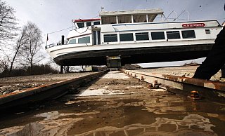 Die „MS Schiedersee" liegt im Winter auf dem Trockenen. Mit Saisonbeginn wird sie wieder ihre Rundfahrten über den Stausee absolvieren. - Vera Gerstendorf-Welle