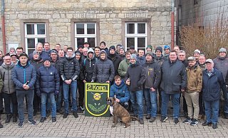 Die Wanderer stehen hier vor dem Bürgerhaus Alverdissen. - 2. Kompanie Alverdissen