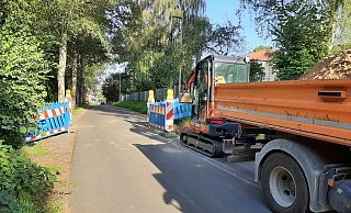 Im Wilhelm-Stölting-Weg in Kirchheide ist eine Wasserleitung kaputt. Die Baustelle behindert nicht nur den Verkehr unterhalb der Grundschule; mehrere Haushalte sind auch ohne Wasser. - Eva-Maria Brand