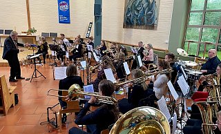Der Posaunenchor gibt ein gelungenes Konzert. - CVJM-Posuanenchor