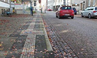 An einigen Straßen wie hier am Rathaus übernimmt die Stadt die Gehweg- und Straßenreinigung, sonst sind die Bürger dafür verantwortlich. - Cordula Gröne