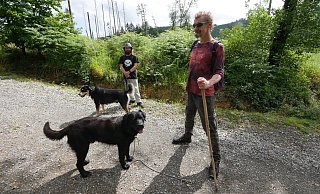 Marcel Ziegler (hinten) mit Hund Simba und Richard Löffler mit Bo stehen an der Stelle, wo sie sich die Trauerbank ihren getöteten Freund Thorsten D. vorstellen könnten. - Jost Wolf Marcel Ziegler (hinten) mit Hund Simba und Richard Löffler mit Bo stehen an der Stelle, wo sie sich die Trauerbank ihren getöteten Freund Thorsten D. vorstellen könnten. - Jost Wolf