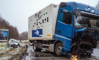 Auf der B1 hat es am Mittwochmorgen einen schweren Unfall gegeben. Drei Menschen kamen dabei ums Leben. - Freitag TV