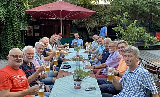 Die Gruppe mit Übungsleiter Bernhard Utke (hinten Mitte) hat ihr 35-jähriges Bestehen gefeiert. - RSV Schwelentrup Die Gruppe mit Übungsleiter Bernhard Utke (hinten Mitte) hat ihr 35-jähriges Bestehen gefeiert. - RSV Schwelentrup