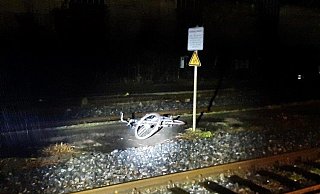 Ein Fahrrad liegt im Bahnhof Horn im Gleisbereich. Dafür sind nach Polizeiangaben Jugendliche aus Horn-Bad Meinberg verantwortlich. - Bundespolizei