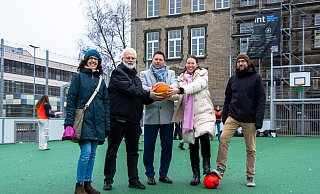 Nadine Vormweg (Stadt Detmold, von links), Uwe Rafflenbeul (Bezirksregierung), Bürgermeister Frank Hilker, Schulleiterin Dr. Alexandra Nolte und Guido Freitag (Gymnasium Leopoldinum) weihen das neue Kleinspielfeld an der Hornschen Straße ein. - Raphael Bartling Nadine Vormweg (Stadt Detmold, von links), Uwe Rafflenbeul (Bezirksregierung), Bürgermeister Frank Hilker, Schulleiterin Dr. Alexandra Nolte und Guido Freitag (Gymnasium Leopoldinum) weihen das neue Kleinspielfeld an der Hornschen Straße ein. - Raphael Bartling