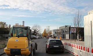 Zwischen Innovation Spin und Smart Food Factory sollen künftig nur noch Rettungsfahrzeuge durchkommen. Poller sollen die Campusallee an dieser Stelle abbinden. Das sorgt für Kritik. - Katrin Kantelberg