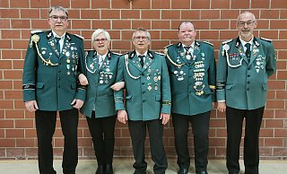Freuen sich auf ihr Schützenfest im Juni: der Vorstand des Schützenvereins Sonneborn mit (von links) Andreas Reineke (Vorsitzender), Anja Müller (Schriftführerin), Bernd Schwuchow (scheidender Vize-Vorsitzender), Gerd Kuhlemann (Oberschießwart) und Jens Simpson (Schießwart). Nicht auf dem Foto: der neu gewählte Vize-Vorsitzende Stefan Begemann. - Sylvia Frevert(LZ) Freuen sich auf ihr Schützenfest im Juni: der Vorstand des Schützenvereins Sonneborn mit (von links) Andreas Reineke (Vorsitzender), Anja Müller (Schriftführerin), Bernd Schwuchow (scheidender Vize-Vorsitzender), Gerd Kuhlemann (Oberschießwart) und Jens Simpson (Schießwart). Nicht auf dem Foto: der neu gewählte Vize-Vorsitzende Stefan Begemann. - Sylvia Frevert(LZ)