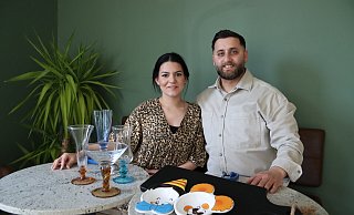 Melissa und Baris Acikalin haben das Eiscafé an der Hauptstraße 348 in Asemissen übernommen. Foto: Birgit Guhlke - Birgit Guhlke