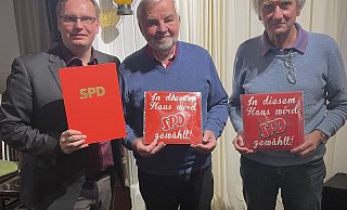 Ausgezeichnet: 50 Jahre ist Lothar Fischer (Mitte) SPD-Mitglied. Hans Ulrich Kühn (r.) hat seit 25 Jahren das rote Parteibuch. Dennis Maelzer hat beide im Rahmen eines Grünkohlessens geehrt. - SPD Heidenoldendorf-Hiddesen