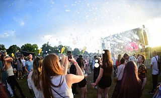 Das "Bubble Beats"-Festival bildet den Auftakt zum langen Feierwochenende am Schiedersee. Höhepunkt ist die Veranstaltung "Schiedersee in Flammen" am 13. Juli. - Nicole Ellerbrake Das "Bubble Beats"-Festival bildet den Auftakt zum langen Feierwochenende am Schiedersee. Höhepunkt ist die Veranstaltung "Schiedersee in Flammen" am 13. Juli. - Nicole Ellerbrake