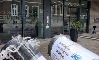 Im Bürgerservice können Sandsack-Rollen abgeholt werden, 5 Euro kostet eine Rolle - die Anleitung ist dabei. - Astrid Sewing