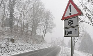 Schilder mit "Vorsicht Glatteis" und "Tempo 30" sollen die Glatteiskurve in Linderhofe entschärfen. Bislang hatten die Anwohner Glück. Es kam nur zu einem Beinahe-Unfall. - Sylvia Frevert Schilder mit "Vorsicht Glatteis" und "Tempo 30" sollen die Glatteiskurve in Linderhofe entschärfen. Bislang hatten die Anwohner Glück. Es kam nur zu einem Beinahe-Unfall. - Sylvia Frevert
