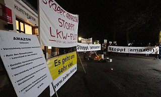 Schon lange protestiert die Initiative "Beller Feld" gegen den Bau des Amazon-Logistikzentrums im Industriepark Lippe. Hier ein Foto einer Protestaktion 2020 vor dem Kurgastzentrum, in dem die Politik damals über den Bebauungsplan für Amazon diskutierte. - Archivfoto: Jost Wolf Schon lange protestiert die Initiative "Beller Feld" gegen den Bau des Amazon-Logistikzentrums im Industriepark Lippe. Hier ein Foto einer Protestaktion 2020 vor dem Kurgastzentrum, in dem die Politik damals über den Bebauungsplan für Amazon diskutierte. - Archivfoto: Jost Wolf