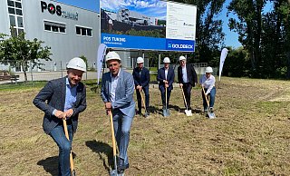 Jetzt kann es losgehen: Geschäftsführender Gesellschafter Oliver Voßhenrich und Bürgermeister Dirk Tolkemitt (im Vordergrund, von links) greifen gemeinsam mit Friedrich Wiesner (Firma Goldbeck), Christoph Moser (Geschäftsführer „POS Tuning“), IHK-Präsident Volker Steinbach und Alice Lorenz (Goldbeck) zum Spaten. - Maren Brettmeier Jetzt kann es losgehen: Geschäftsführender Gesellschafter Oliver Voßhenrich und Bürgermeister Dirk Tolkemitt (im Vordergrund, von links) greifen gemeinsam mit Friedrich Wiesner (Firma Goldbeck), Christoph Moser (Geschäftsführer „POS Tuning“), IHK-Präsident Volker Steinbach und Alice Lorenz (Goldbeck) zum Spaten. - Maren Brettmeier