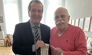 Nachträgliche Gratulation zum 80. und ein Geschenk aus der Heimat: Reinhold Mennecke überreicht Gerhard Schröder seine Erfindung, die Kofferschlange. - Reinhold Mennecke