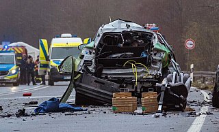 Zwei Autos stehen zerstört auf der Bundesstraße 1. Bei dem Verkehrsunfall sind am Morgen drei Menschen getötet worden. - Christian Müller/Westfalennews/dpa