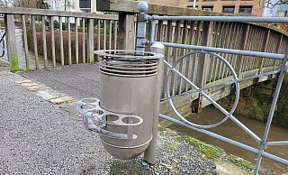 In Bad Salzuflen sind einige Mülleimer, wie hier an der Millau-Promenade, mit Flaschenhaltern ausgestattet worden. Diese "Pfandringe" bleiben zwar bis auf Weiteres, neue werden aber nicht mehr in der Stadt verteilt. - Freya Köhring In Bad Salzuflen sind einige Mülleimer, wie hier an der Millau-Promenade, mit Flaschenhaltern ausgestattet worden. Diese "Pfandringe" bleiben zwar bis auf Weiteres, neue werden aber nicht mehr in der Stadt verteilt. - Freya Köhring