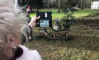 Der Weihnachtsmann mit Schlitten ist derzeit im Landschaftsgarten ein Hingucker. - Sven Kienscherf