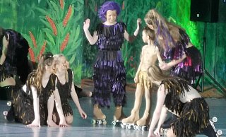 Bei Rollkunstlauf-Musical "Tarzan" passt in der Holstenkamphalle in Barntrup alles: von der sportlichen Leistung über die fantasievollen Kostüme bis hin zu Lichtshow und Bühnenbild. 150 Sportler sind beteiligt. - Sylvia Frevert