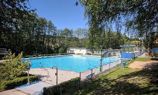 Ein Ende des Z&auml;hneklapperns naht: Das Kalletaler Freibad bekommt eine Zusatzheizung, die im Winter das Schulzentrum w&auml;rmen soll. - Gemeinde Kalletal
