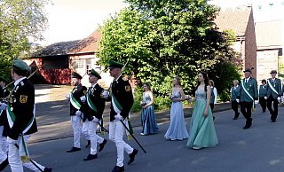 Die drei Jungschützenköniginnen Rieke Loke, Amelie und Lina Koch (von links) marschieren festlich gekleidet im Festumzug mit. - Rudi Rudolph Die drei Jungschützenköniginnen Rieke Loke, Amelie und Lina Koch (von links) marschieren festlich gekleidet im Festumzug mit. - Rudi Rudolph