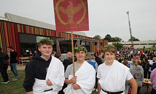 Besuch aus Rom: Beim Schulfest des Barntruper Gymnasiums ist auch eine Delegation aus der antiken Hauptstadt der Welt zu Gast - alias Tizian Luca Köhnke (von links), Ole Sasse und Johann Schweppe aus der Jahrgangsstufe 10, die dafür werben, Latein zu lernen. - Jens Rademacher