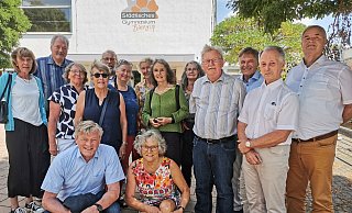 Trifft sich nach 50 Jahren zur Besichtigung des Gymnasiums: der Abiturjahrgang 1972. Ratsherr Wilfried Düwel (2. von links) führt die Jubilare durch das Gebäude, das gerade renoviert wird. - Sylvia Frevert