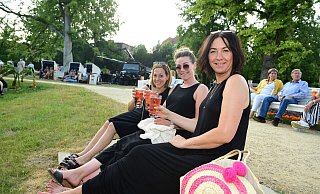 Lassen es sich gut gehen: Samantha von der Heide-Kamo (von links), Anne Graulich und Stefanie Korn. - Nicole Ellerbrake