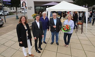 Bei der Eröffnung des Cafés 104 sind (von links) Andrea Rodekamp (Kirchenvorstand), Bürgermeister Martin Hoffmann, Pfarrerin Kornelia Schauf, Tobias Treseler (Theologischer Kirchenrat Lippische Landeskirche) und Ehrenamts-Koordinatorin Nicole Becker dabei. - Birgit Guhlke/Neue Westfälische Bei der Eröffnung des Cafés 104 sind (von links) Andrea Rodekamp (Kirchenvorstand), Bürgermeister Martin Hoffmann, Pfarrerin Kornelia Schauf, Tobias Treseler (Theologischer Kirchenrat Lippische Landeskirche) und Ehrenamts-Koordinatorin Nicole Becker dabei. - Birgit Guhlke/Neue Westfälische