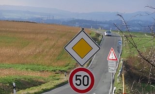 Seit Anfang Dezember sind auf der L 941 zwischen Bentrup-Loßbruch und Heiden maximal 50 Stundenkilometer erlaubt. - Jost Wolf Seit Anfang Dezember sind auf der L 941 zwischen Bentrup-Loßbruch und Heiden maximal 50 Stundenkilometer erlaubt. - Jost Wolf