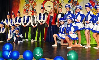 Die Akteure des Kinderkarnevals posieren f&uuml;r ein Gruppenfoto. - Nicole Ellerbrake